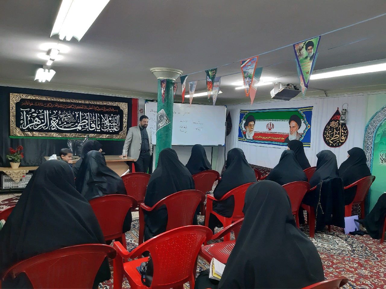 تصویر از برگزاری نشست سیاسی بصیرتی با موضوع گفتمان انقلاب اسلامی